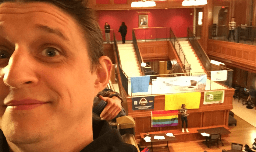 O protesto resultou em um editorial no jornal do campus que condenou as visões "de ódio" do pastor. (Foto: Reprodução/Twitter).