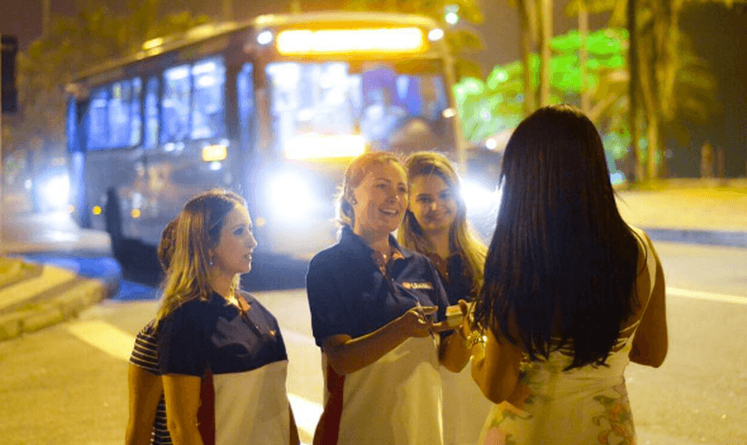 Andressa Urach evangelizando prostitutas, travestis e moradores de rua. (Foto: Allan Andrade)