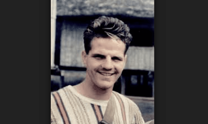 Dez homens chegaram à praia, atacaram os cinco missionários e deixaram os corpos na água. (Foto: Reprodução).