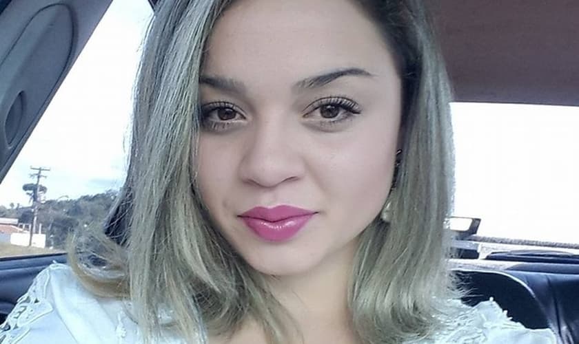 Jovem tinha 21 anos e estava no segundo mês de gestação quando teve hemorragia cerebral (Foto: Reprodução/Facebook)