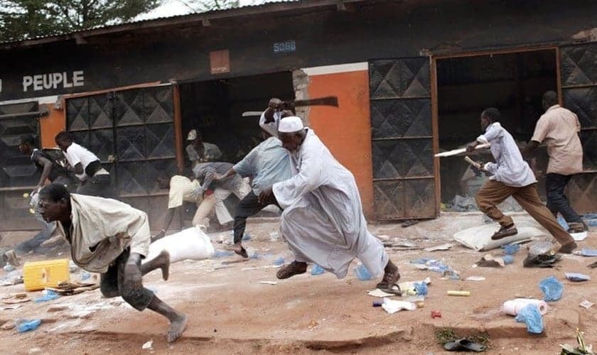 Os radicais islâmicos mataram pessoas durante ataques simultâneos nas aldeias. (Foto: AFP).