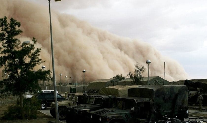 Após ver que uma tempestade de areia protegeu o grupo, o terrorista se rendeu a Jesus Cristo. (Foto: Reprodução)