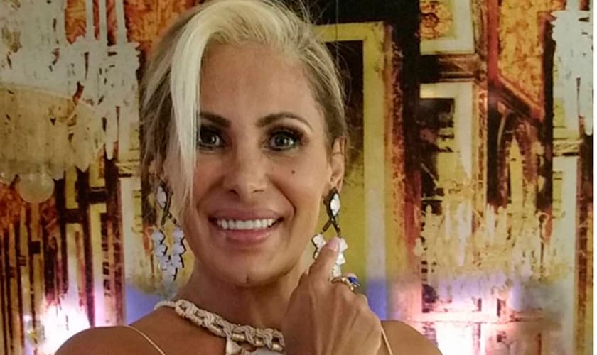 Após se converter ao evangelho, Ângela Bismarchi decidiu se desfazer de suas fantasias de carnaval. (Foto: UOL)