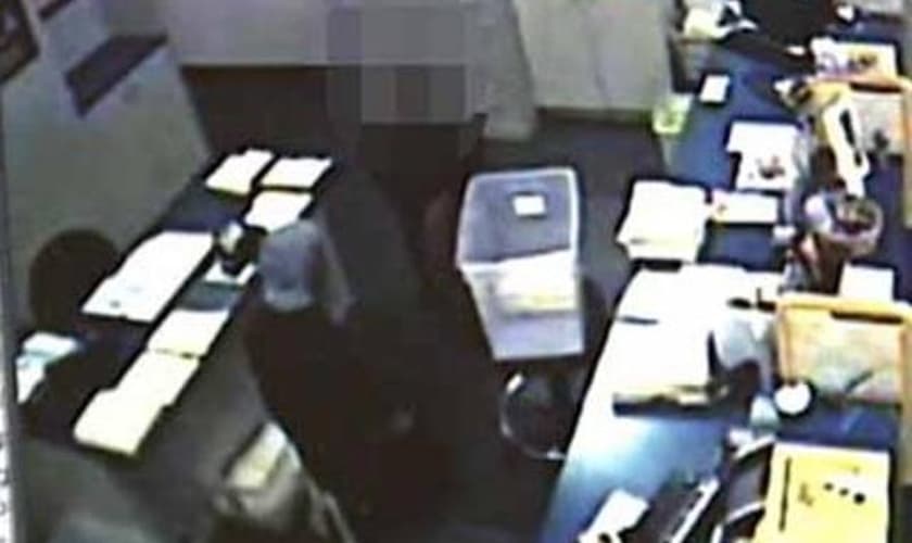 A balconista resolveu orar e evangelizar o bandido durante o assalto. (Foto: Reprodução/Câmeras de Segurança)