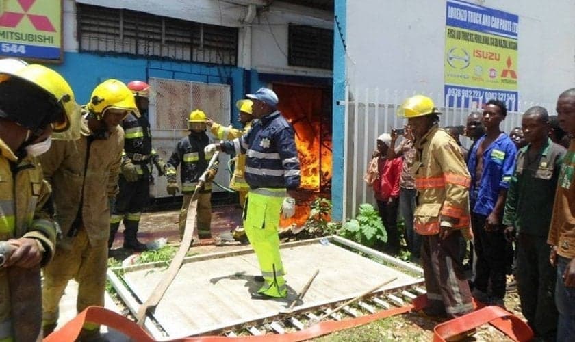 Incêndio devastou a Casa da Bíblia, mantida pela Sociedade Bíblica da Zâmbia, na África. (Foto: Reprodução)