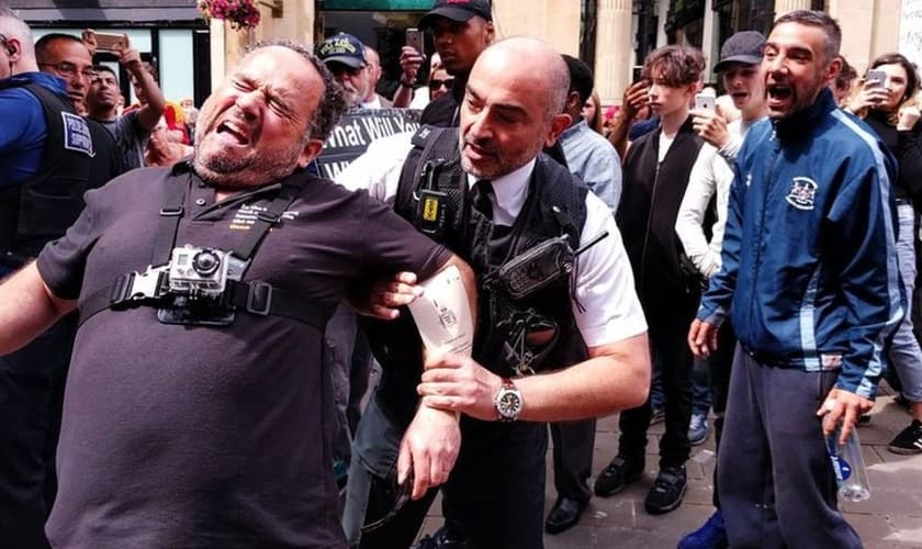 Momento da prisão de Michael Overd, enquanto pregava nas ruas de Bristol. (Foto: BBC)