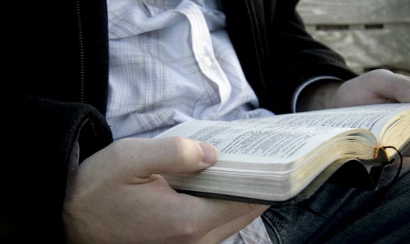 Leitura Bíblica. (Foto: Desiring God)