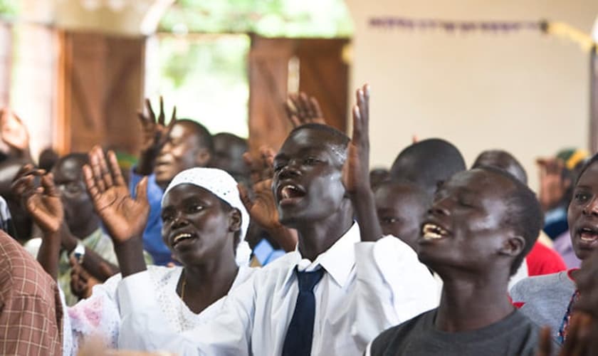 Cristãos participam de culto em igreja do Sudão. (Foto: Radio Good News)