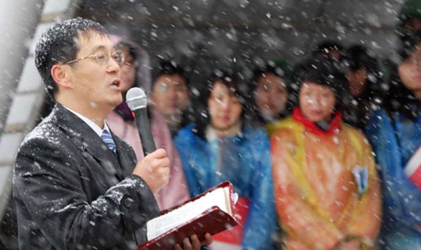 Membros da igreja Shouwang realizam culto na neve. (Foto: The Dui Hua Foundation)