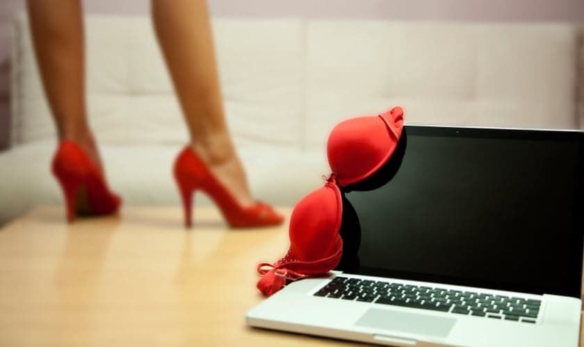 A maioria dos viciados em pornografia consomem conteúdos sexuais por meio dos "clickbaits”. (Foto: iStock/Getty Images)