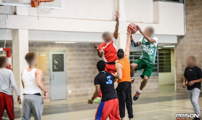 Membros do grupo "Prison Ball” durante partida com jovens detentos, na Espanha. (Foto: Joan Marc Cots)