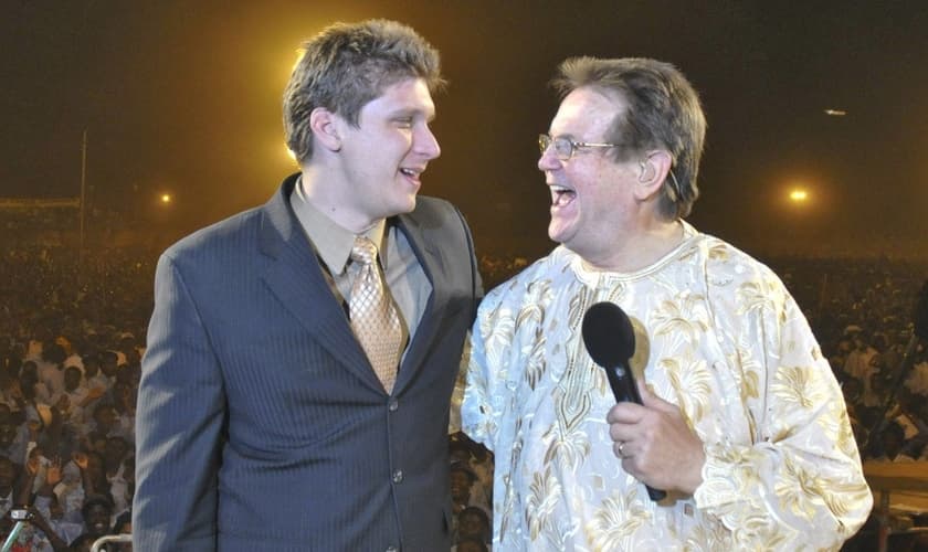 O evangelista líder do CfaN, Daniel Kolenda (esquerda), foi escolhido para suceder Bonnke (direita). (Foto: Reprodução).