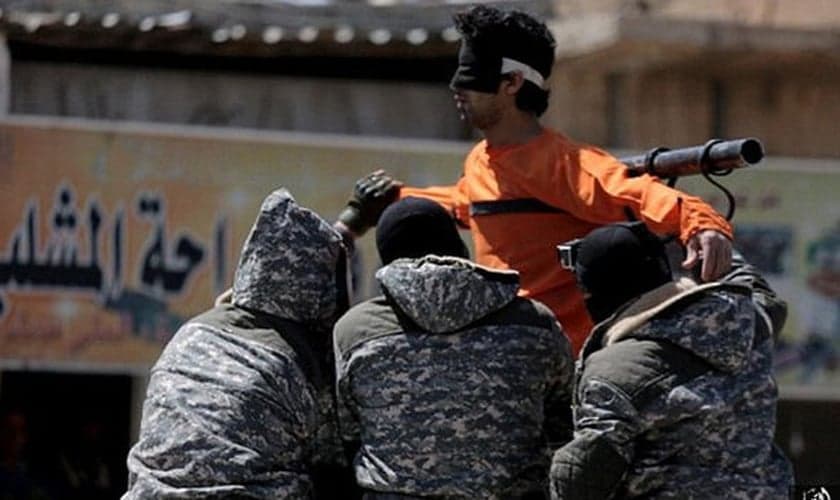 Terroristas dos Estado Islâmico crucificam homem em praça pública. (Foto: Reuters)