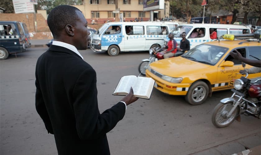 Homem prega em rua de Uganda. (Foto: Salon)