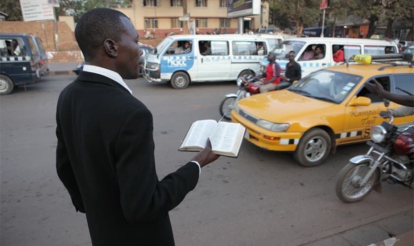 Homem prega em rua de Uganda. (Foto: Salon)