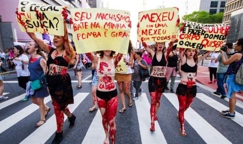 Feministas se manifestando  a favor da legalização do aborto. (Foto: Adrenaline)