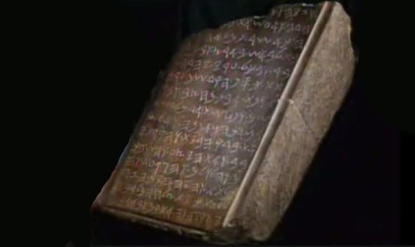 Autenticidade da tábua de pedra seria prova dos escritos bíblicos. (Foto: Reprodução)
