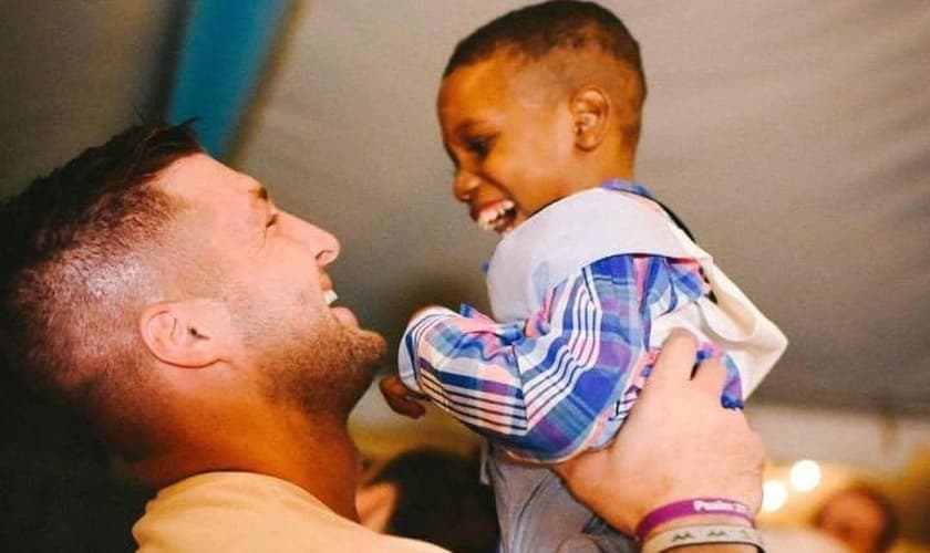Tim Tebow revelou à revista 'People' que sonha em adotar uma criança de cada continente. (Foto: Facebook)