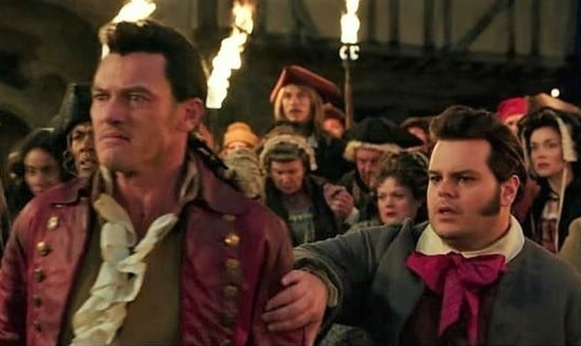 No filme 'A Bela e a Fera', o personagem Lefou (direita) deseja ter um romance com seu amigo Gastão (esquerda). (Foto: Purebreak)