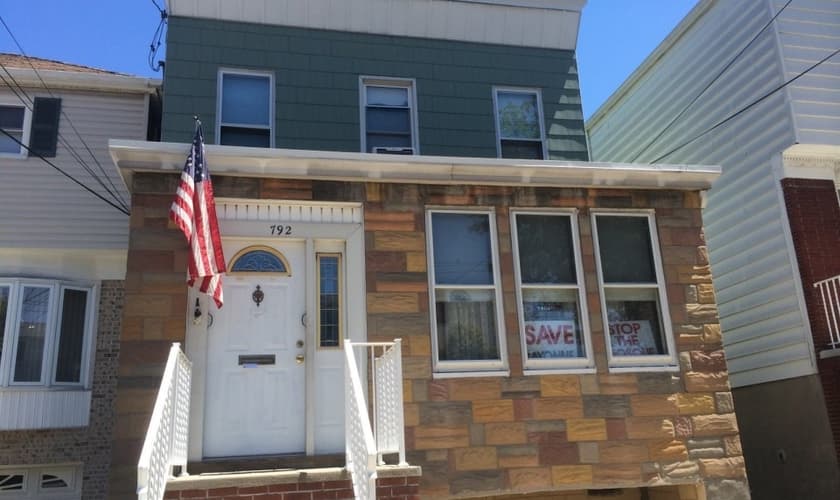 A casa do pastor Joseph Basile teve suas janelas quebradas, após a construção de uma mesquita ter sido reprovada. (Foto: NJ Journal)