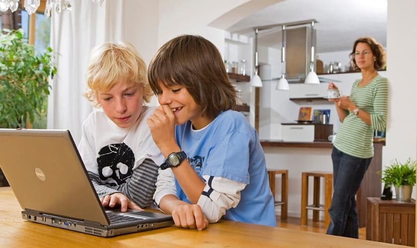 Crianças acessam a internet em notebook. (Foto: HypeScience)