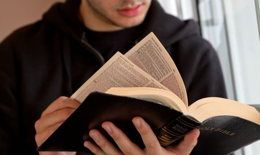 Imagem ilustrativa. Jovem em leitura da Bíblia Sagrada. (Foto: Reprodução)