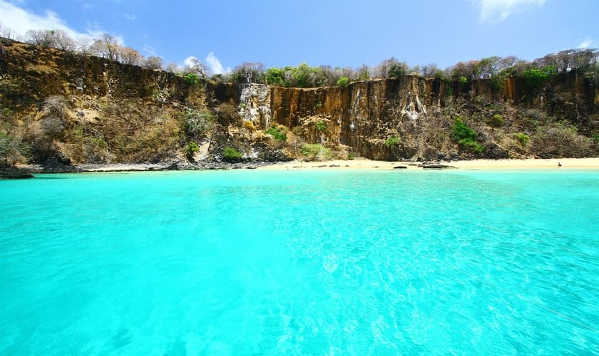 Praia do Sancho, em Fernando de Noronha, está entre uma das mais visitadas. (Foto: Wikimedia Commons)