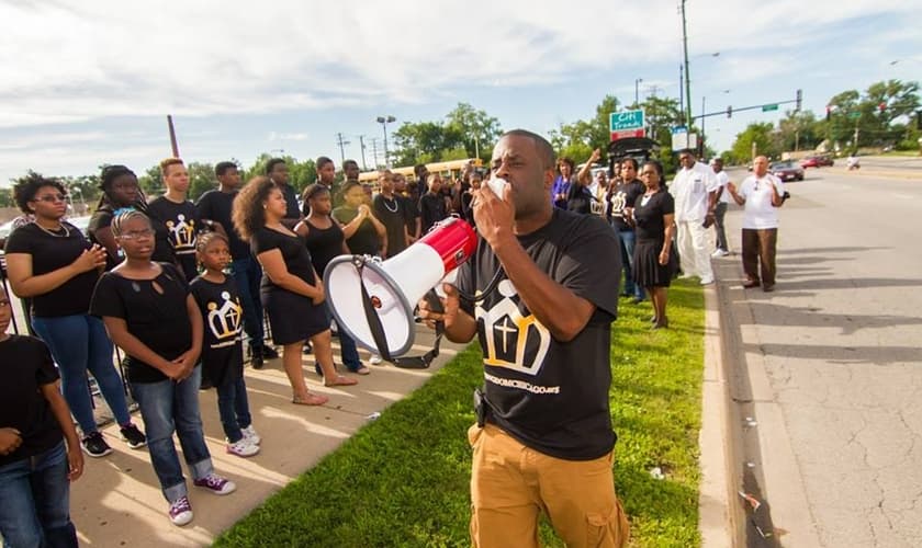 Membros da igreja de David Washington andam e oram nas ruas de Chicago. (Foto: Kingdom Covenant Church)