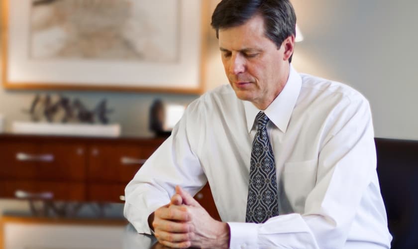 Imagem ilustrativa. Homem em oração no local de trabalho. (Foto: LDS Media Library)