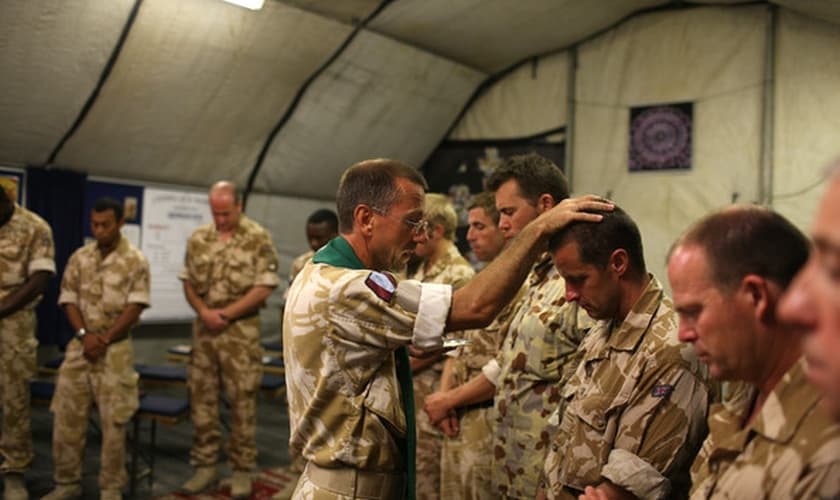 Capelão do Exército ora com soldados do exército dos EUA. (Foto: Zimbio)