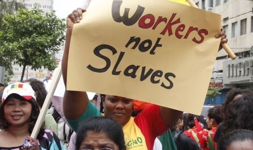 Alguns empregadores árabes se vêem como "donos" dessas mulheres e as tratam como escravas. (Foto: Reuters).