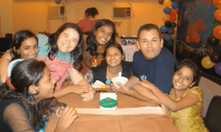 Para que o pastor possa continuar atuando na Índia, ele criou um projeto chamado “Café Missionário”. (Foto: Reprodução).