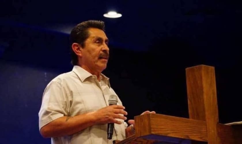 Pastor Robert Valero foi assinado por um dos membros de seu rebanho, nos EUA. (Foto: Facebook)