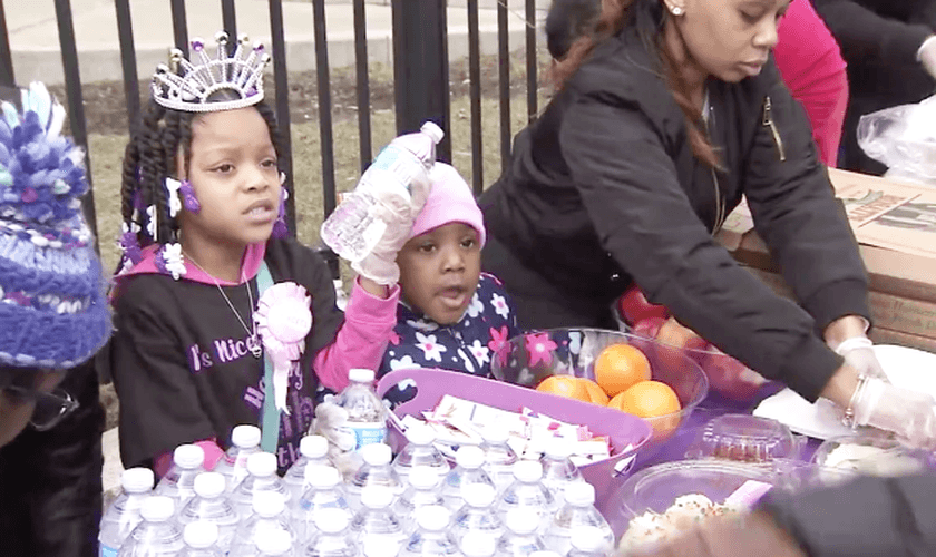 Com a ajuda da igreja e da família, Armani Crews distribuiu alimentos no dia de seu aniversário. (Foto: Reprodução/Fox 32 Chicago)