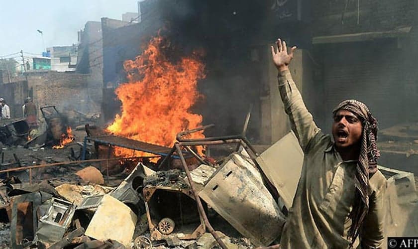 Centenas de cristãos fugiram do bairro naquela noite, temendo uma nova retaliação. (Foto: AFP).