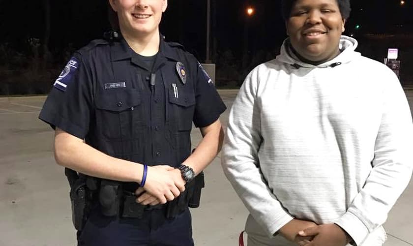 Brad Potter ao lado do adolescente Caleb Turner, de 16 anos. (Foto: Reprodução/Facebook)