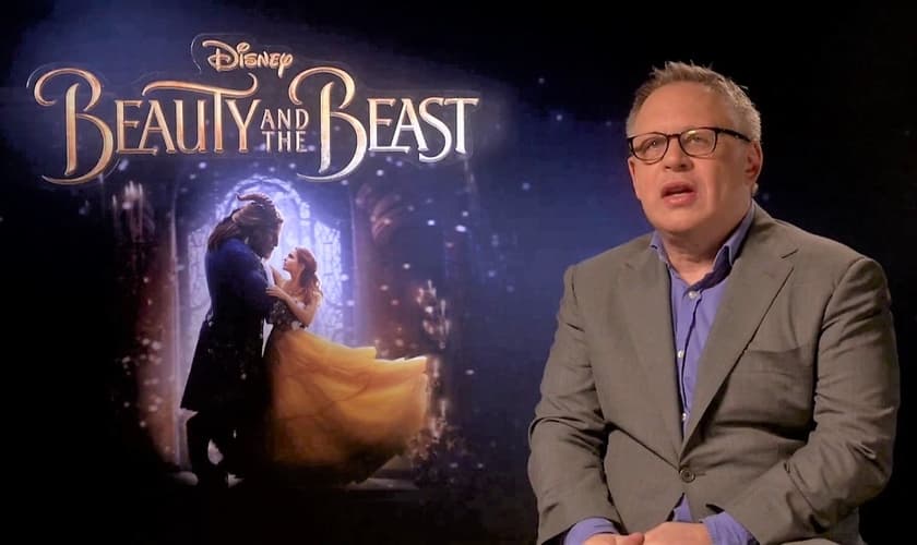 Bill Condon dando uma entrevista sobre seu novo filme "A Bela e a Fera". (Imagem: Youtube)