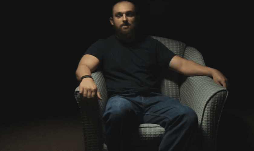 O irmão de Alin o levou para a Igreja, e foi aí que aconteceu. (Foto: Reprodução).