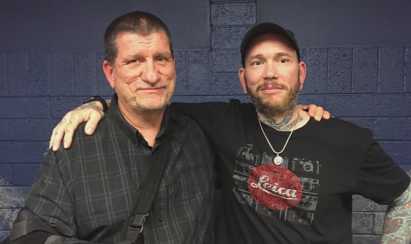 Policial Ed Andersson (esquerda) e Thomas Yoxall (direita) se encontraram após a ocorrência. (Foto: CNN)