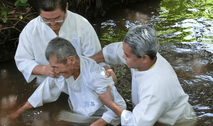O idoso tem dificuldades para falar e se esforça para orar, cantar e ler a Bíblia. (Foto: Missões Nacionais).