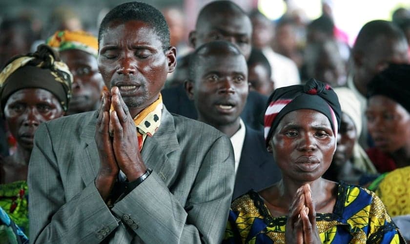 Cristãos participam de culto na República do Congo. (Foto: Christians in Pakistan News)