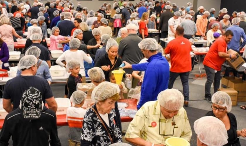 Membros da 'Christ Fellowship' se reúnem anualmente para realizar a ação "Make a Meal" ("Prepare um Alimento") e enviar os mantimentos para países onde muitos sofrem com a fome. (Foto: FACEBOOK / CHRIST FELLOWSHIP ROYAL PALM)