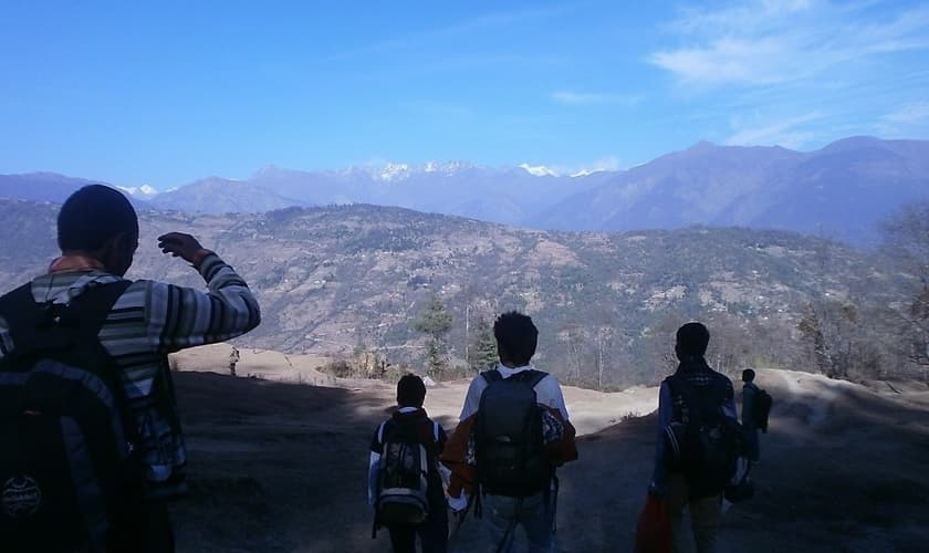 Apenas um veículo 4 × 4 pode chegar ao cemitério, mas poucos podem pagar. (Foto: WWM).