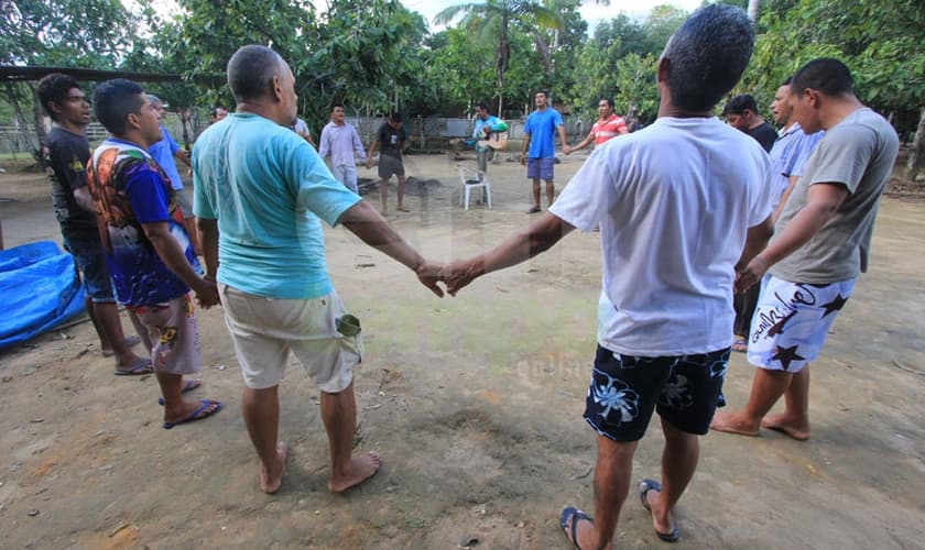 Pastores pregam o Evangelho e fazem orações pelos jovens detentos. (Fotos: Marcio Melo)