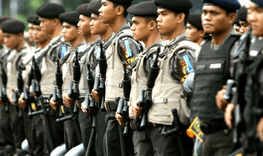 Os policiais forçaram Nur a se deitar e um policial manteve sua cabeça presa ao chão com o pé. (Foto: Reuters).