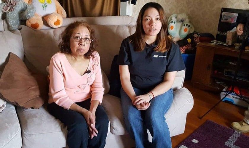 Julia e Denyce, avó e mãe de Ryu Pena, que morreu aos 4 anos. (Foto: Beth McDonough/KSTP)