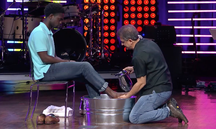 Dennis Rouse lavou os pés de um jovem negro durante um culto de sua igreja. (Foto: Reprodução/Facebook)