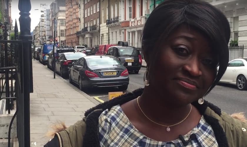 Após 15 anos de profissão, Sarah Kuteh foi demitida do hospital onde trabalhava porque falou de Jesus aos pacientes. (Foto: Kent Online)