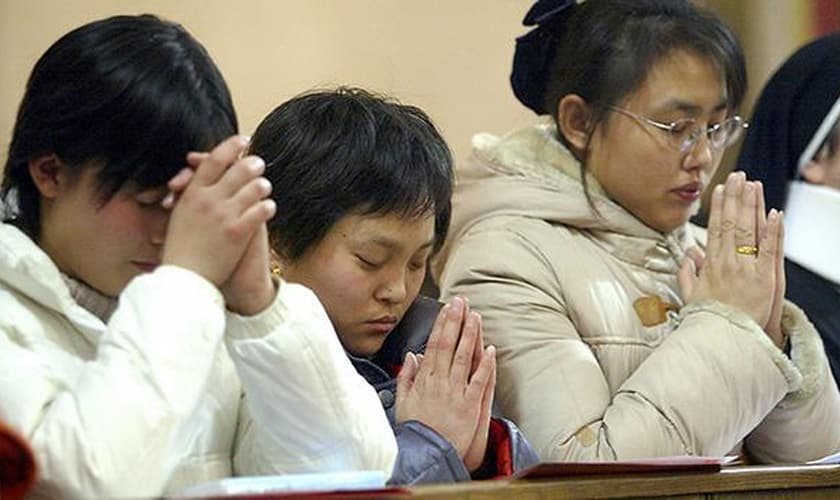 Cristãos orando durante culto na China. (Foto: China Aid)