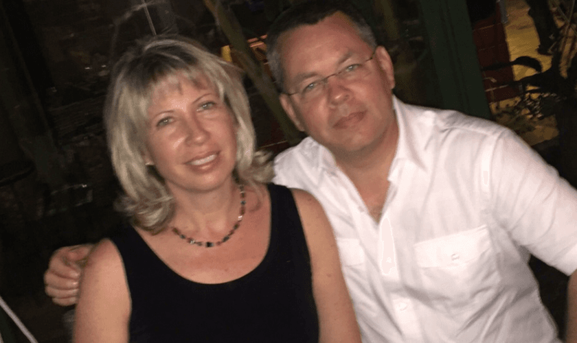 O casal atuava na Turquia desde 1993. (Foto: Reprodução/Facebook).